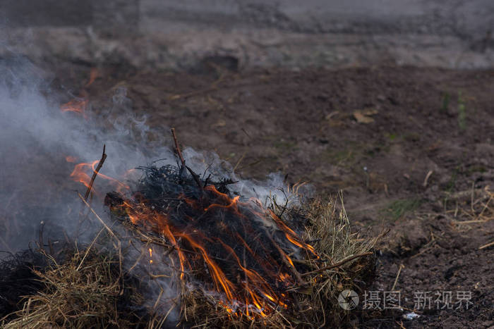炽热的橙色和红色的余烬纹理. 黑暗的背景.