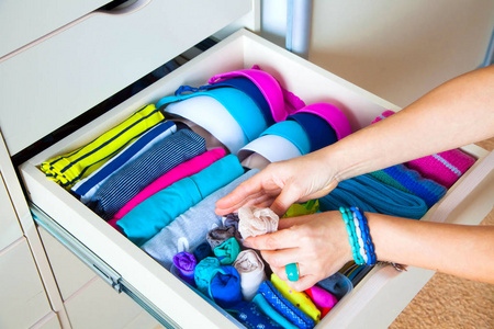 把衣服整齐地叠起来,放在抽屉里照片