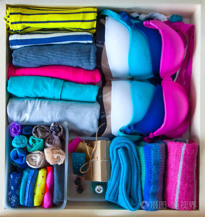 把衣服整齐地叠起来放在抽屉里