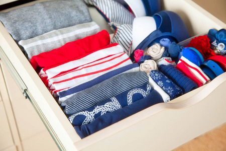 抽屉里的衣服把衣服整齐地叠起来,放在抽屉里照片