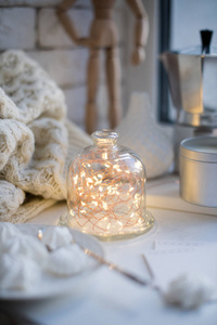 舒适的冬季室内造型和装饰, 温暖的弦灯在钟罐