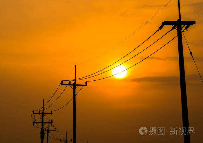 日落时电线杆和电线的轮廓与泰国的云.照片-正版商用图片17k2b5-摄图