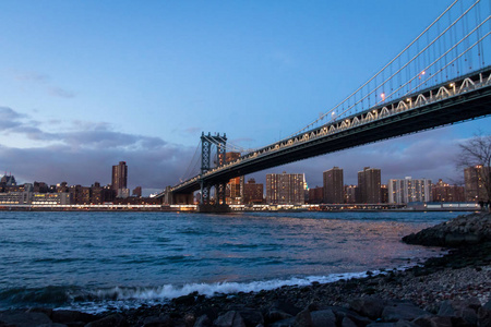 曼哈顿桥和曼哈顿天际线日落纽约美国
