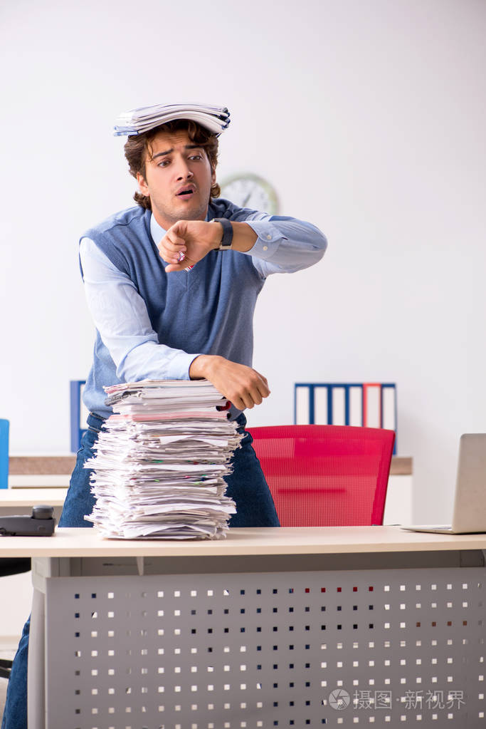 年轻英俊的员工对过度的工作不满