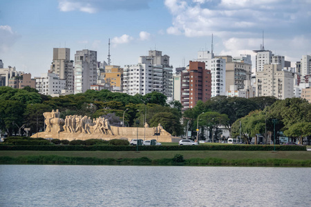 Bandeiras纪念碑Ibirapuera公园和城市天际线巴西圣保罗