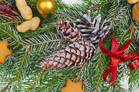 圣诞节自制新年花环来自松树和杉树锥，树枝，坚果和饼干。工作室宏观拍摄