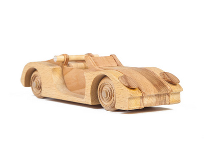山毛榉复古车的照片。白色背景上的木制玩具
