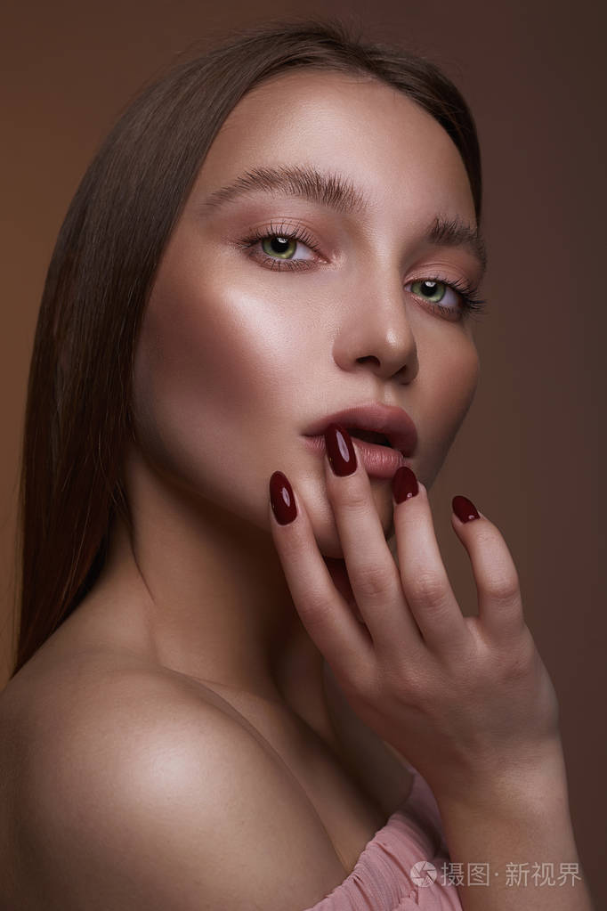 性感惊人的模特女孩与美丽的化妆.美丽时尚肖像.湿妆