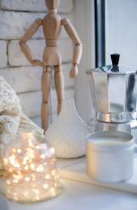 舒适的冬季室内造型和装饰, 温暖的弦灯在钟罐