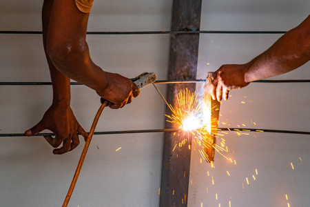 钢筋焊接工人焊接钢筋作为结构使用.照片