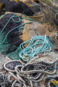 一堆五颜六色的渔网的细节