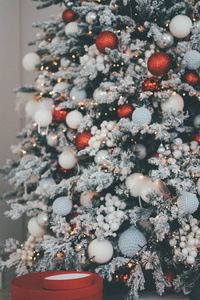 漂亮的圣诞树，上面装饰着各种颜色鲜艳的玩具和灯