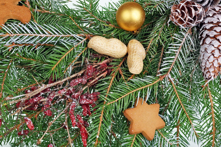 圣诞自制新年花环 来自松树和杉树锥，坚果和饼干。 工作室宏观镜头