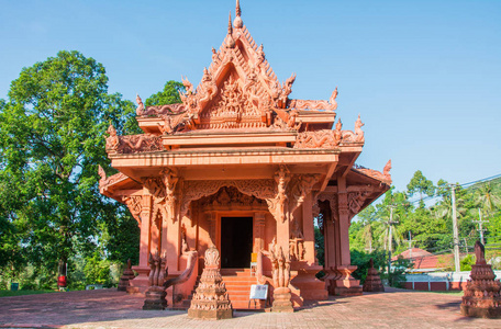 泰国KohSamui岛蓝天下的红泥寺