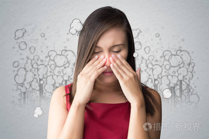 一个穿着红色裙子的女人因为难闻的气味而吸到了鼻子里有毒的烟雾卡通