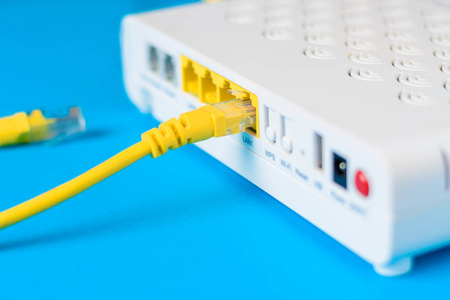 在蓝色背景上连接电缆的互联网调制解调器路由器集线器