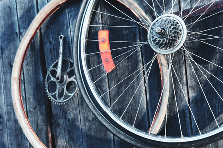 自行车旧车轮和木墙上的细节
