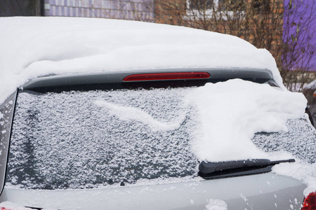 汽车, 覆盖着厚厚的一层雪。大雪的负面后果。特写