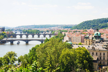 伏尔塔瓦河河和布拉格历史中心的桥梁景观观 红屋顶古城的建筑与地标