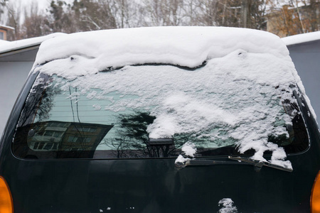 汽车, 覆盖着厚厚的一层雪。大雪的负面后果。特写