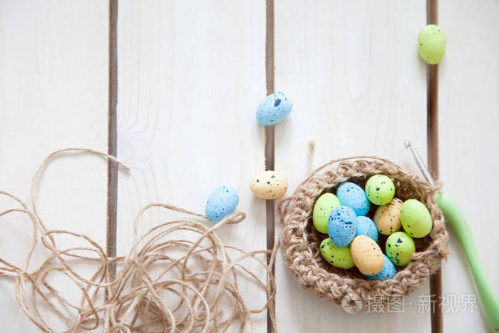 手工玩具复活节兔子五彩蛋白色背景窝着鸡蛋