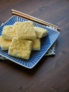 韩国传统食品黄蒸米饼和咖啡图片