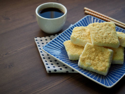 韩国传统食品黄蒸米饼和咖啡图片