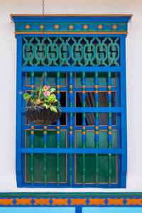 哥伦比亚瓜塔皮五颜六色的木制窗户