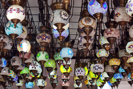 在市场上的传统阿拉伯语灯笼