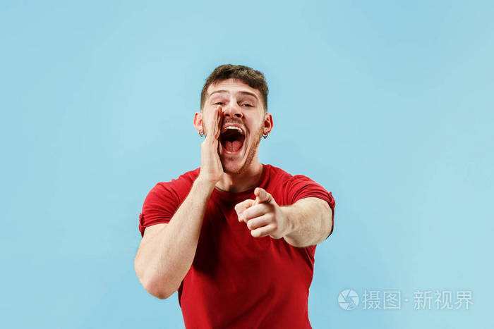 孤立的粉红色年轻的休闲男子在工作室大喊大叫