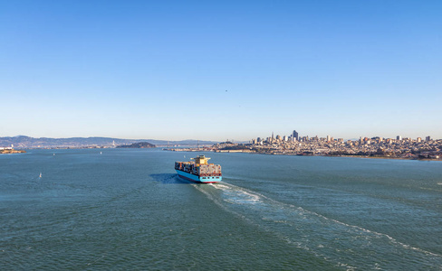 集装箱货船进入旧金山美国旧金山市中心天际线的集装箱货船