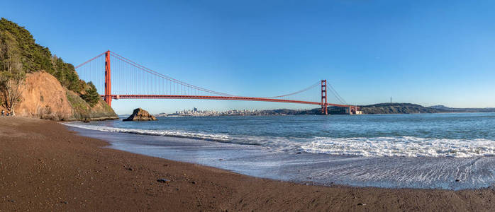美国旧金山金门大桥和城市天际线全景