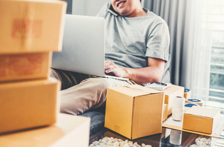 年轻人创业企业家小企业主与客户通话,在线商务卖家包装和送货概念