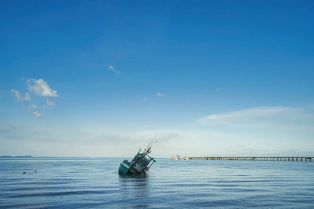 泰国高昌贸易省沉船的孤独场景。