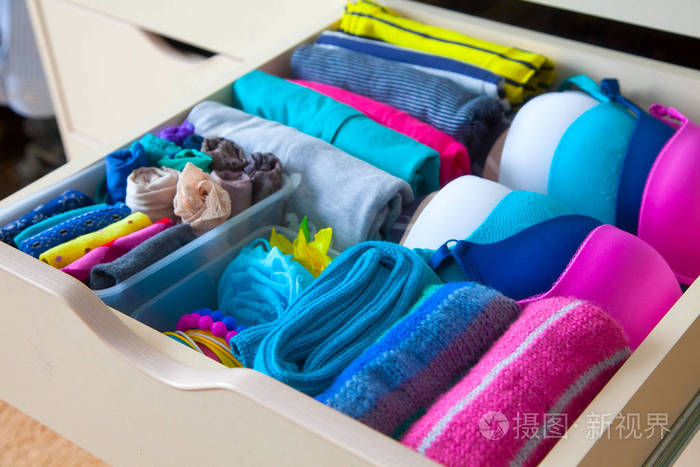把衣服整齐地叠起来,放在抽屉里