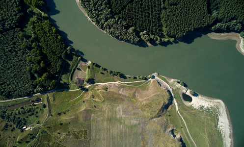 罗马尼亚多布罗加夏季多瑙河岸边的鸟瞰图