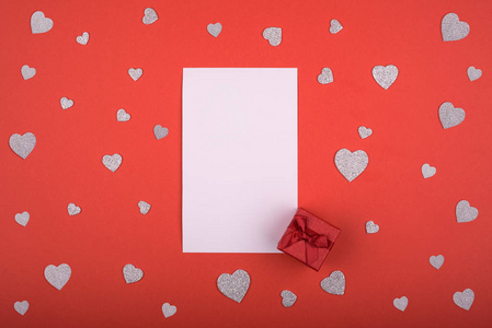 白纸为文本礼物盒红色背景心脏。情人节, 节日, 新的一年