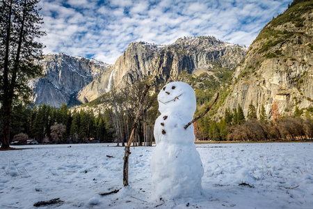 冬季在约塞米蒂山谷雪人，上部的约塞米蒂瀑布背景为约塞米蒂国家公园加利福尼亚，美国