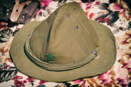 褪色的部队阿富汗战争期间使用的苏联战场帽子照片