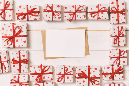 情人节模拟。 信封在礼品盒框架上的木制复古色调背景。 情人节卡片的概念。