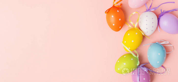 粉红色背景的可爱小复活节彩蛋
