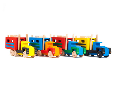 一辆木制卡车和一辆山毛榉拖车在白色隔离背景上不同颜色的照片