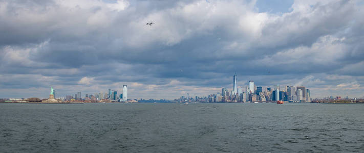 曼哈顿下城天际线和自由岛全景
