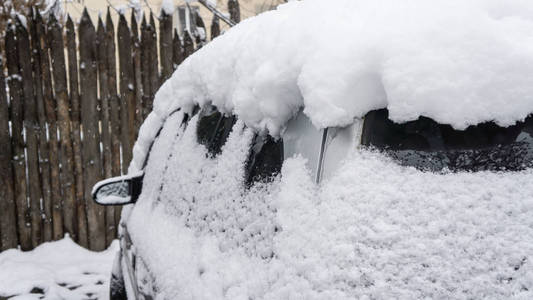 汽车, 覆盖着厚厚的一层雪。大雪的负面后果。停放的汽车