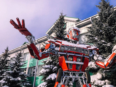 红色铁金属大强烈危险梦幻般的, 未来派的人形机器人从汽车与手和头在冬天