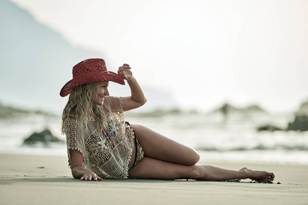 年轻女子在夏日的沙滩上放松