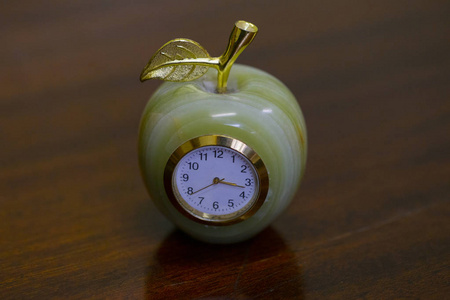 桌子上苹果形状的复古钟