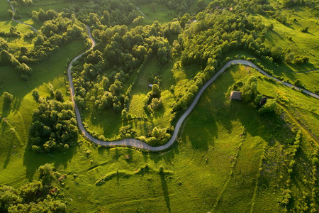美丽的山区景观,弗赖亚绿色植被,杜梅蒂阿尔巴县,罗马尼亚鸟瞰.照片