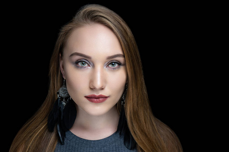 美丽的女人特写肖像. 专业化妆光泽眼影长睫毛棕色光泽唇膏.