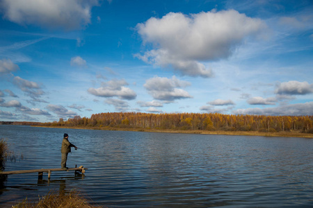 秋天在湖上钓鱼